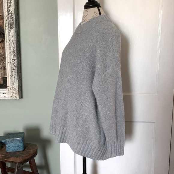 OLD NAVY Cozy Oversized Pullover Boucle Crew Neck Sweater - Light Grey Heather - Picture 7 of 12